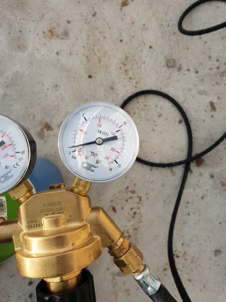 Servicios 2 buscando fugas en una piscina gracias Piscinas de Obra de Madrid