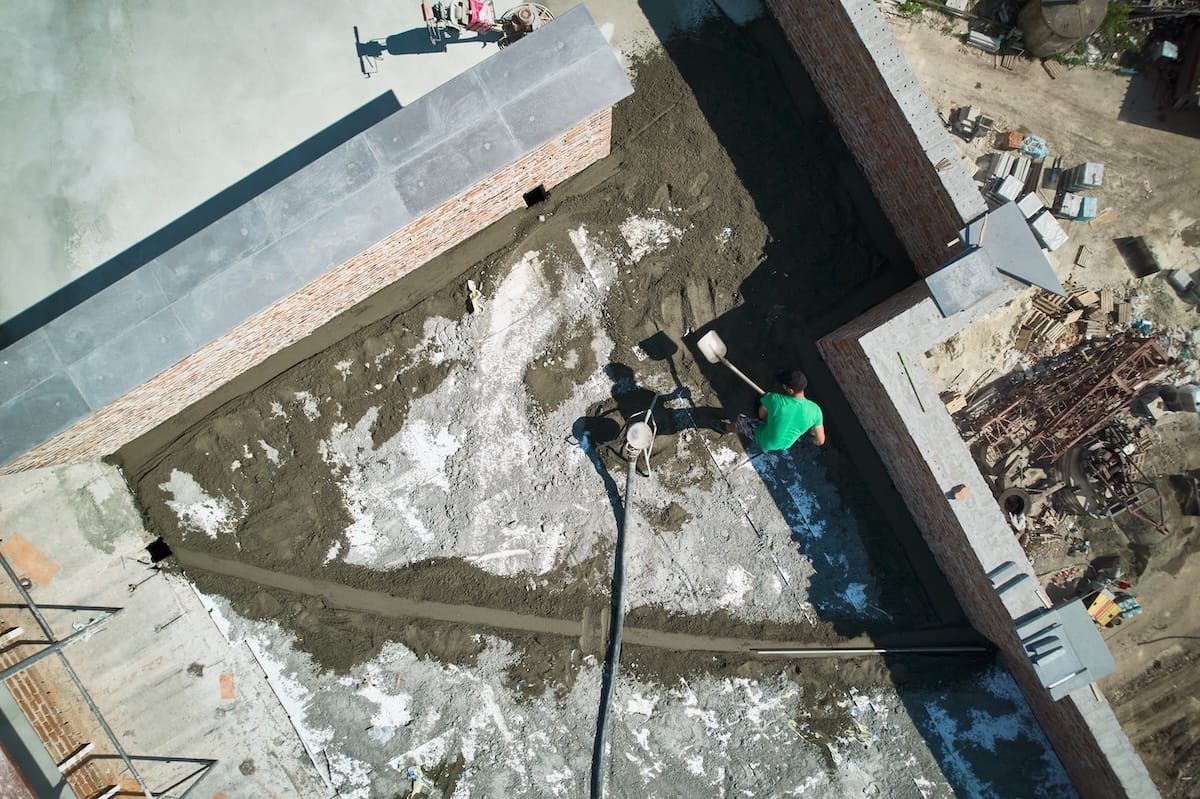 Materiales para construir una piscina de obra: hormigón proyectado, gresite y revestimientos
